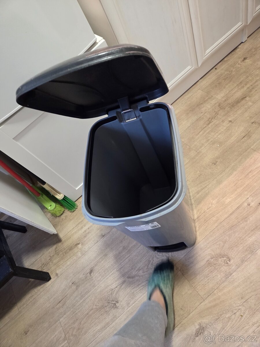odpadkový koš ovládaný pedálem 40L