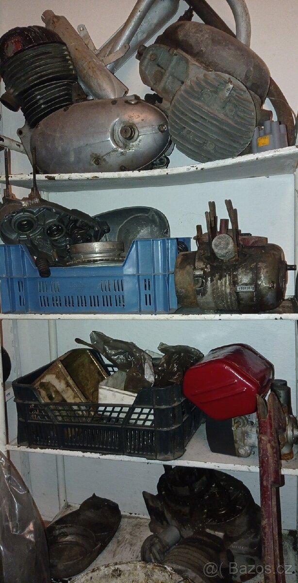 Mix kompletních motoru Jawa panelka 250, pérák díly