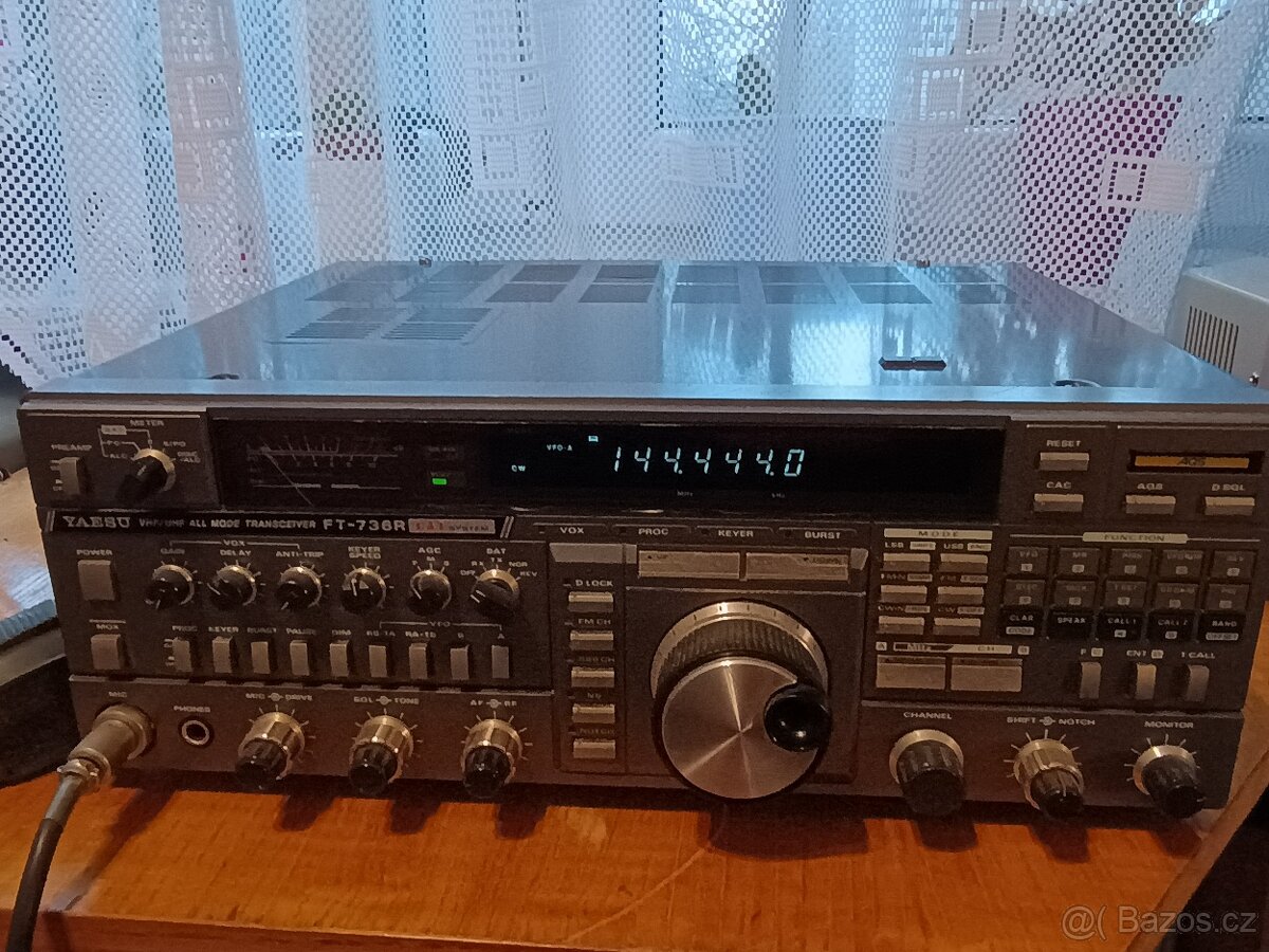 Třípásmový transceiver YAESU FT 736R