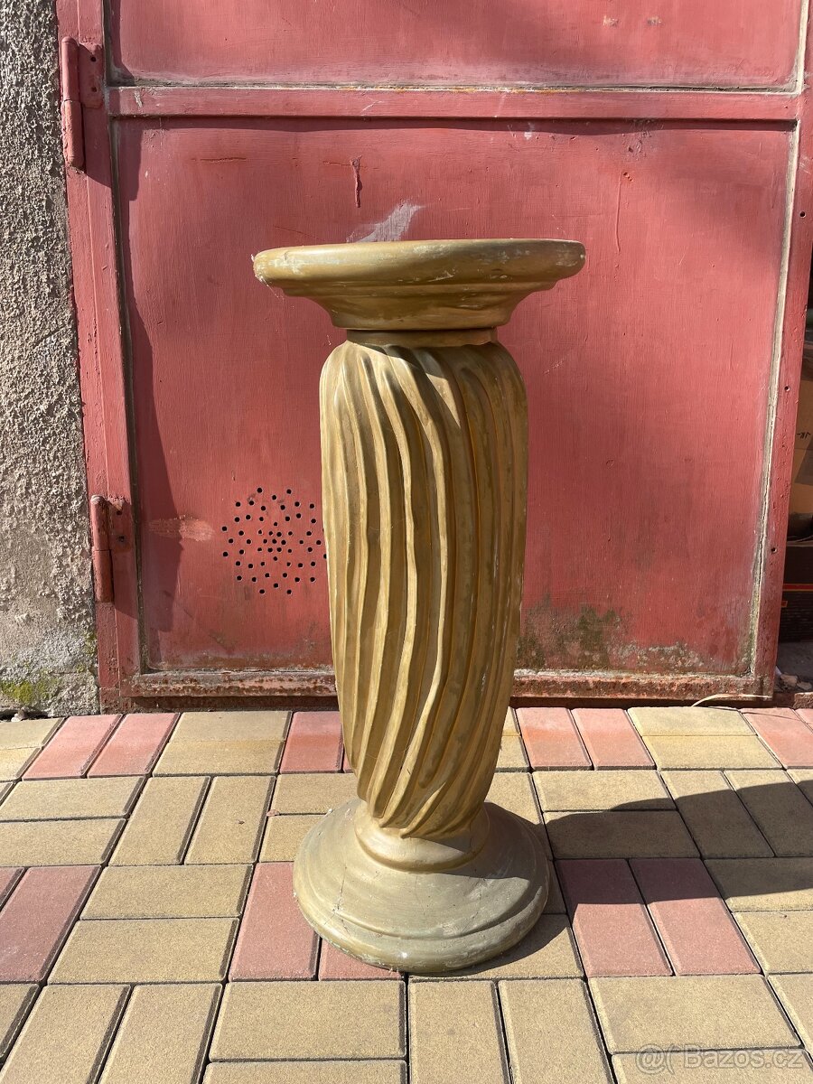 Keramický sloup pod květinu