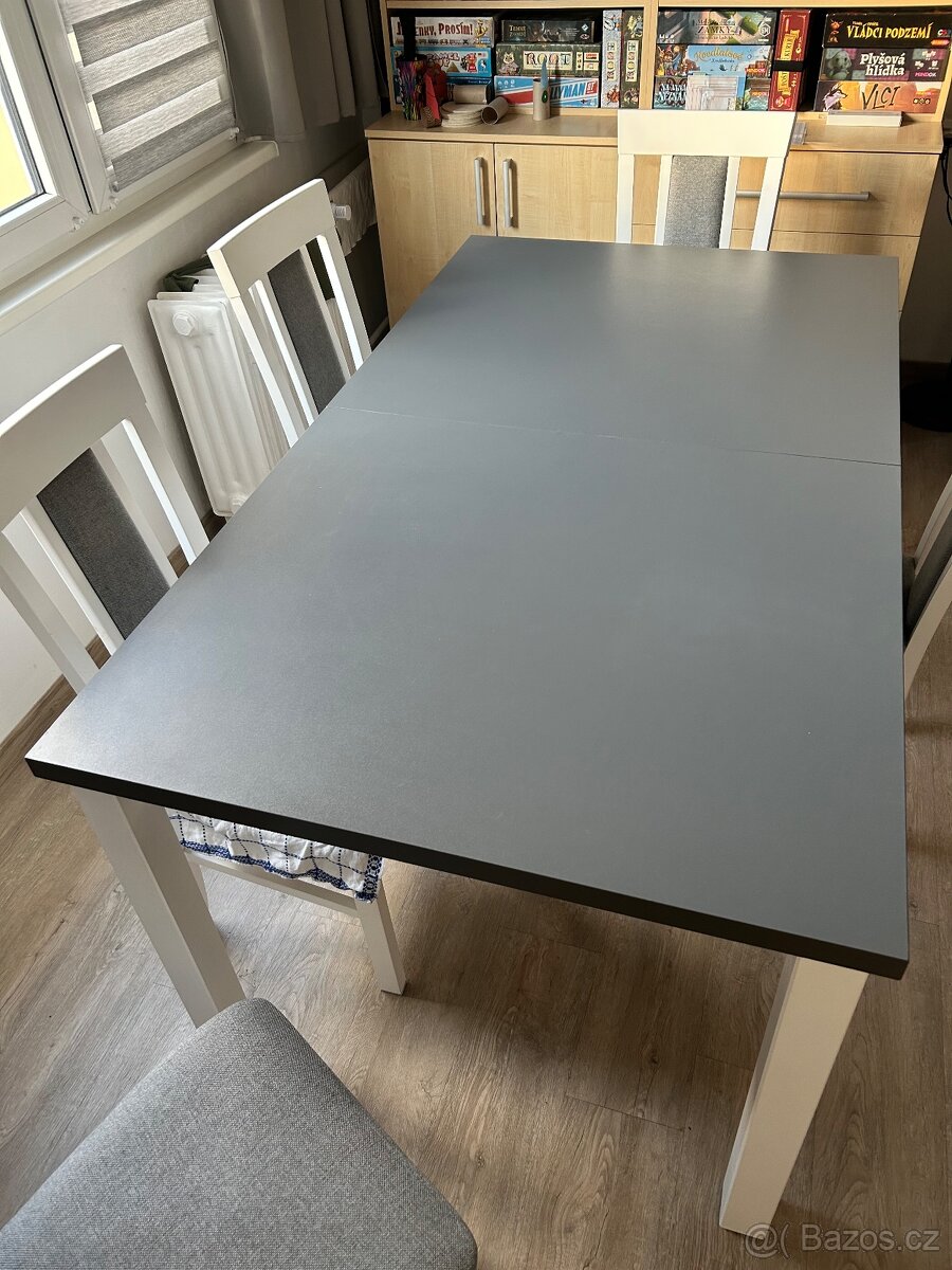 Jídelní stůl