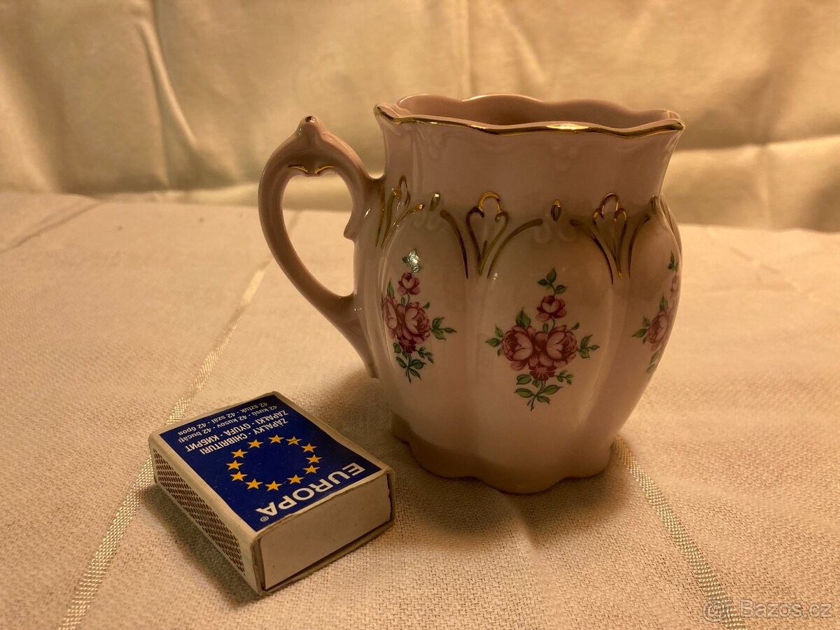 hrneček z růžového porcelánu