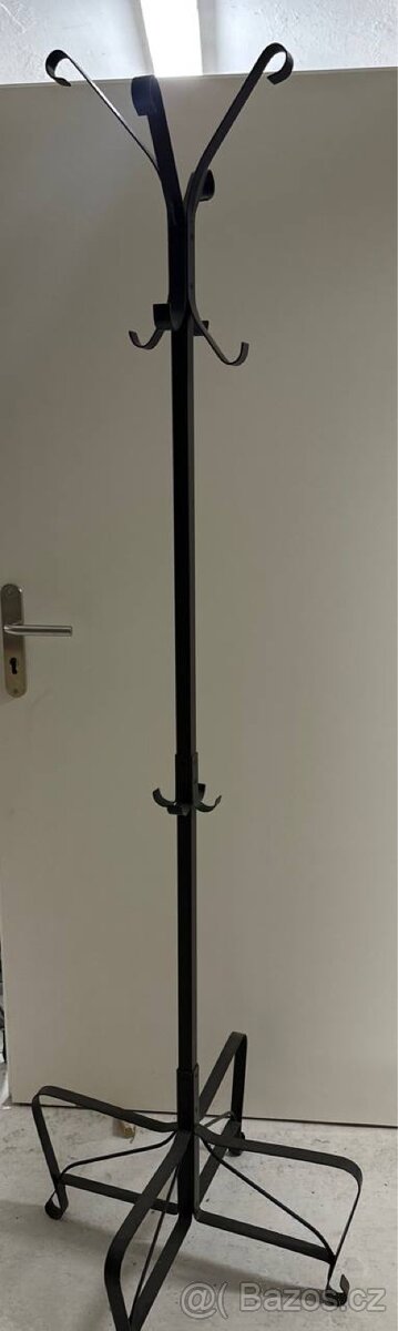 Kovový stojan na oblečení – nový, stabilní, černý
