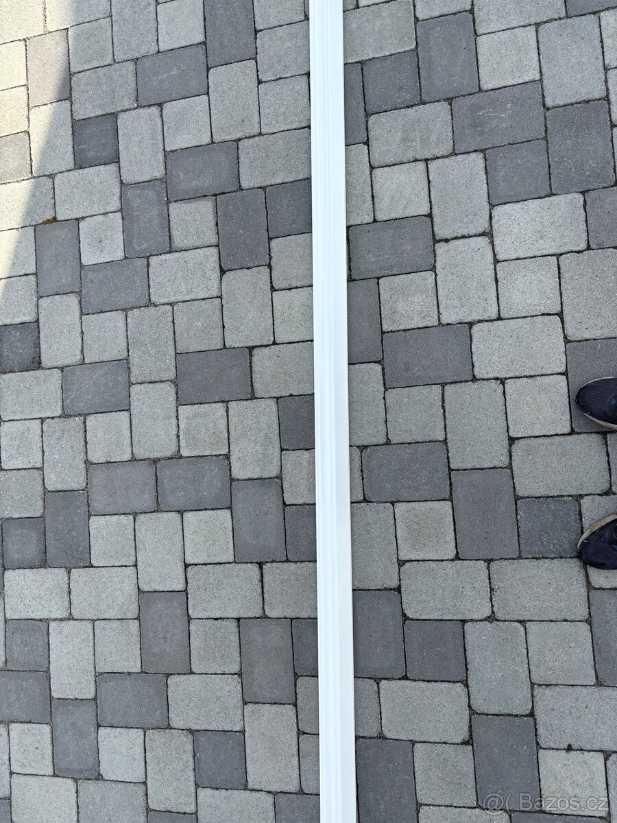 Ozdobná lišta ke kuchynské lince