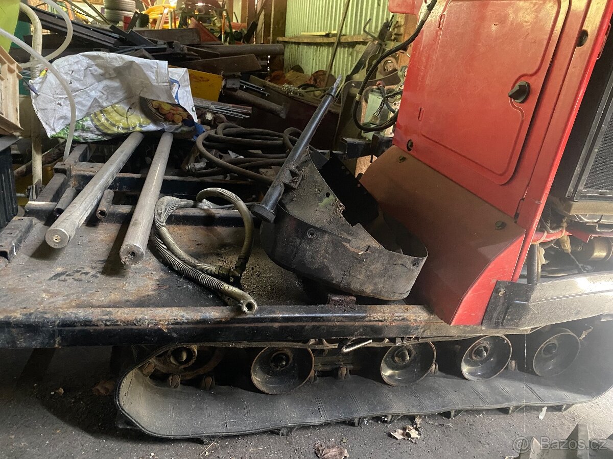 Pásové vozidlo - rýžový kombajn - pásový podvozek