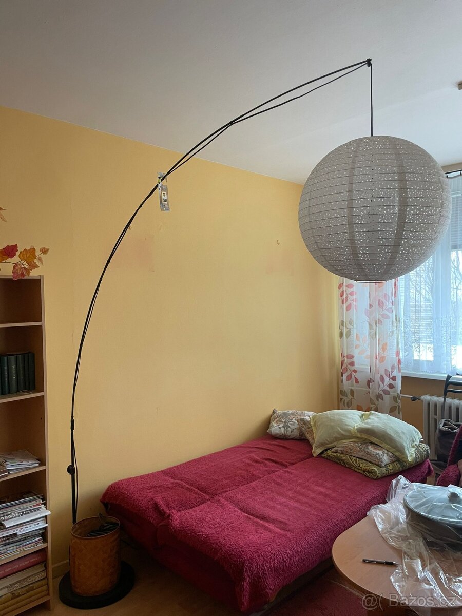 Oblouková stojací lampa