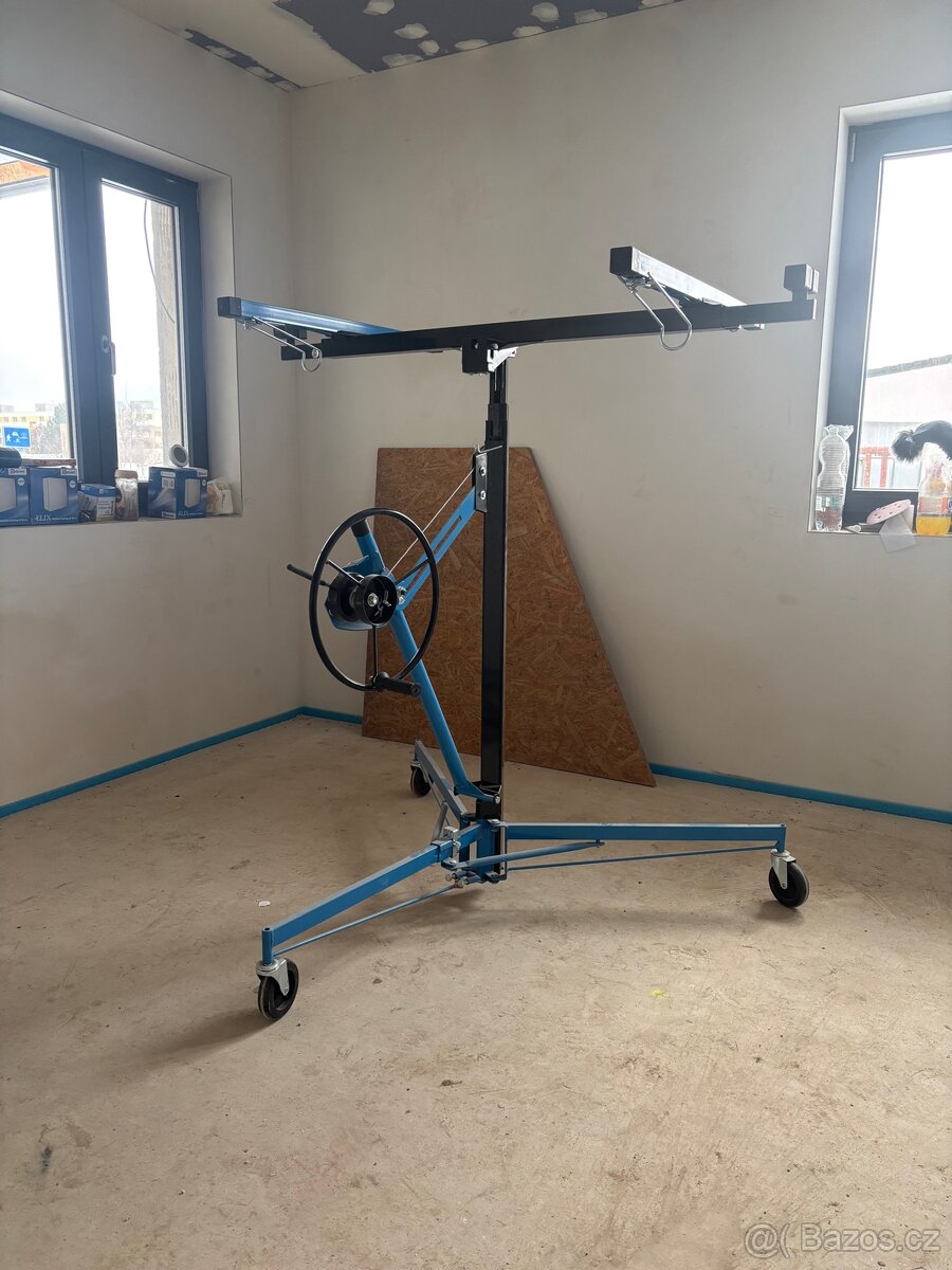 Zvedák/držák sadrokartonových desek