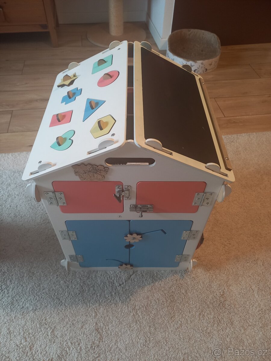 Domeček activity board od Elis Design