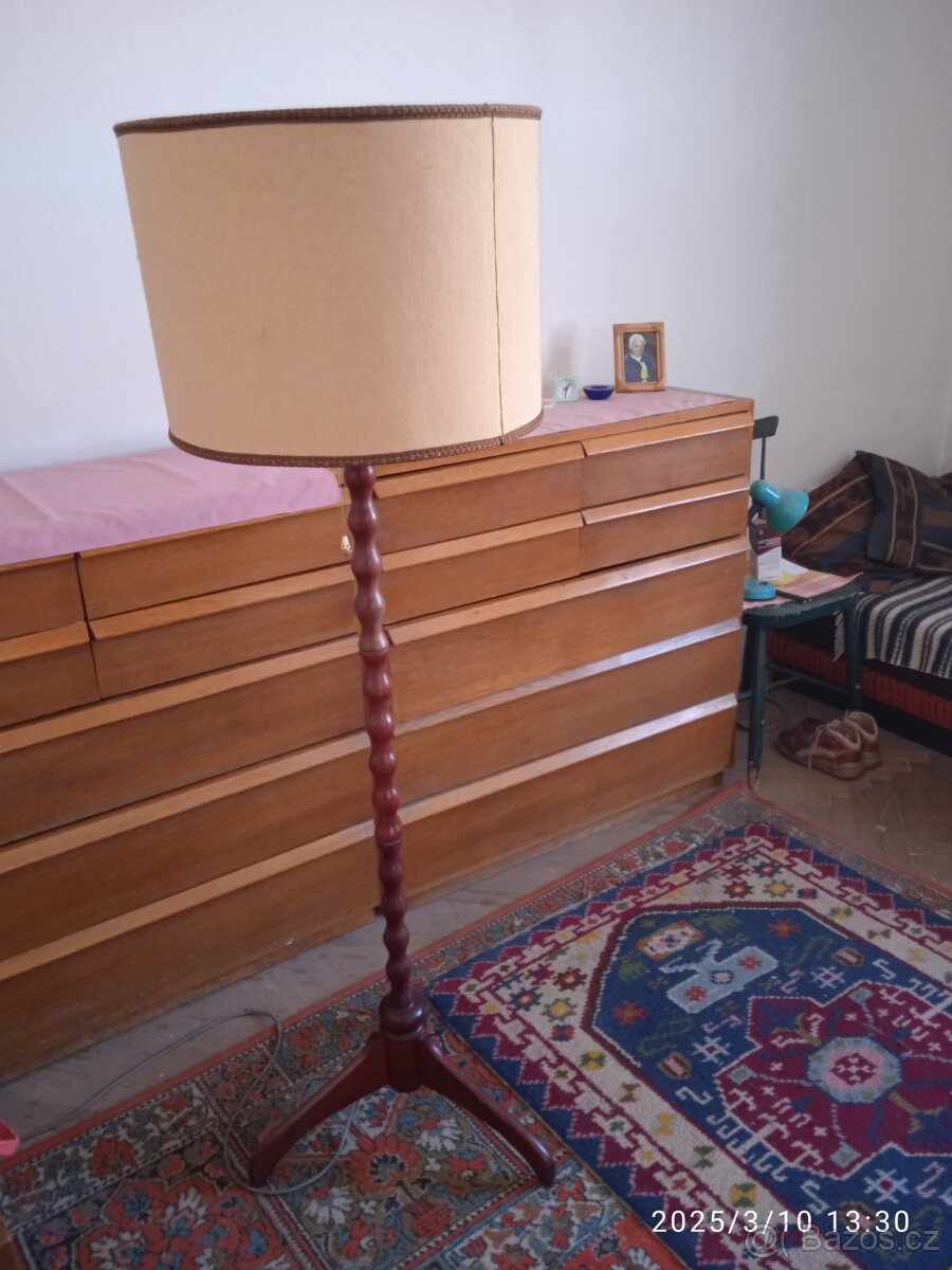 Stojací lampa