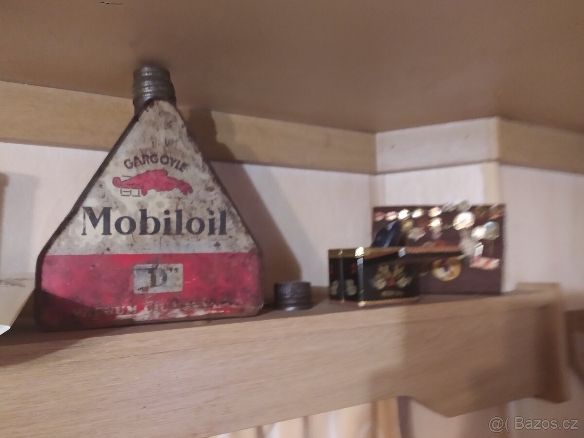 stare plechovky od oleje nelepe trojuhelnikovy tvar