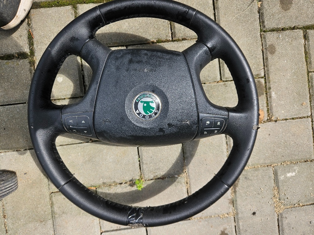 Multifunkční kožený volant Škoda Octavia 2. předface