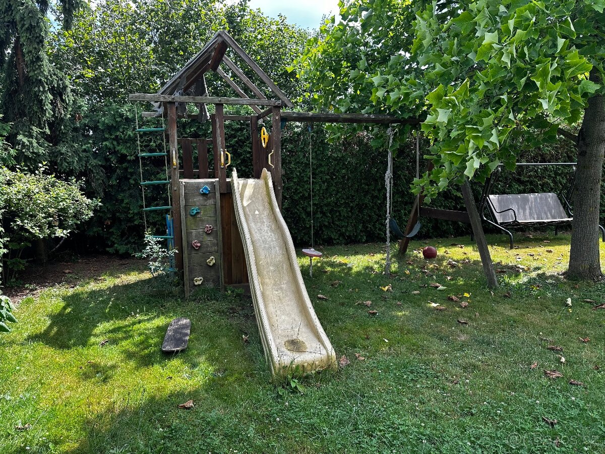 Dětská prolézačka se skluzavkou a houpačkou