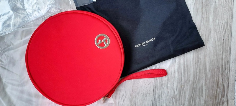 Giorgio Armani luxusní červené psaníčko etue v černém vaku