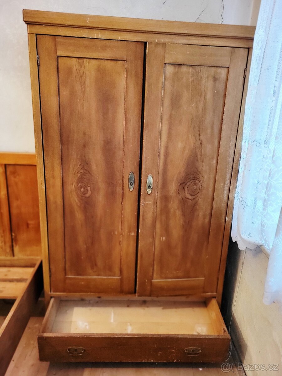 Staré skříně a postel