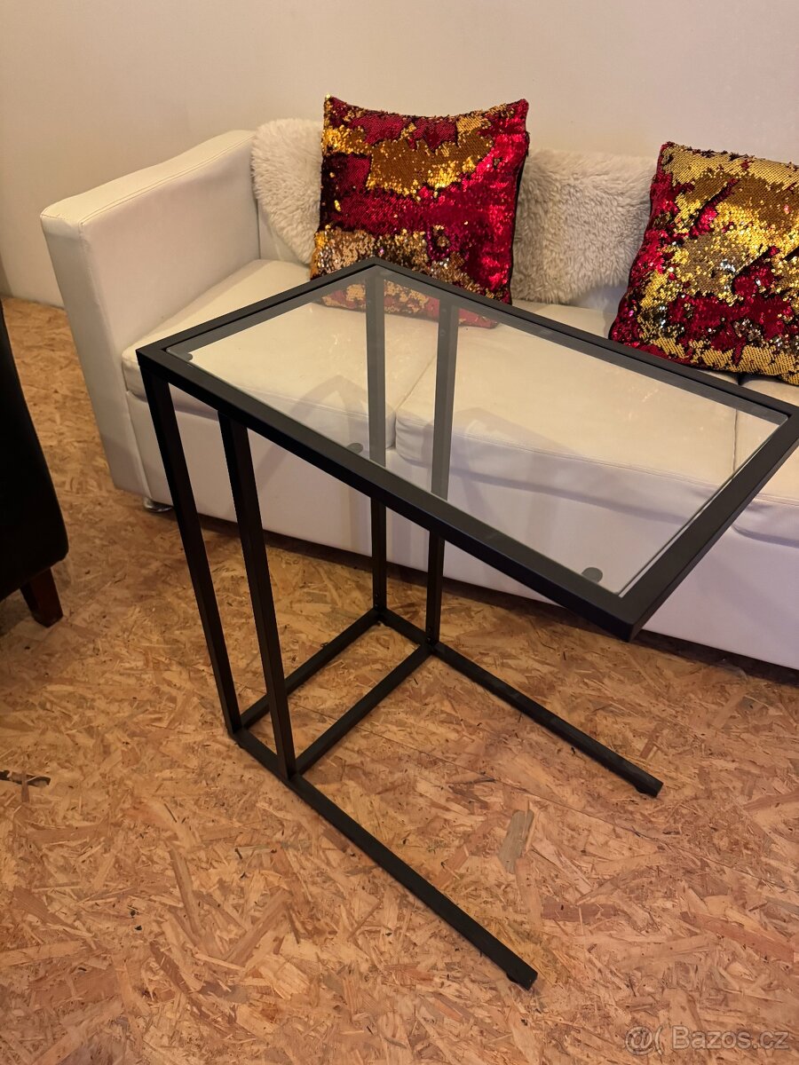 Moderní skleněný konferenční stolek – minimalistický design