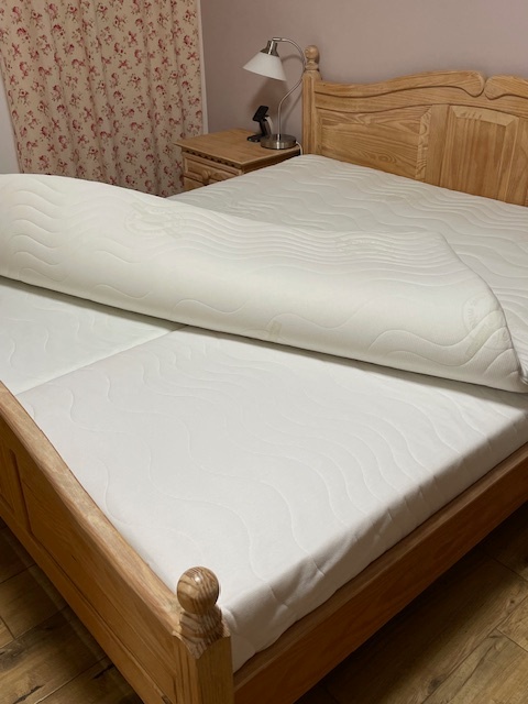 Dřevěná postel s nočními stolky