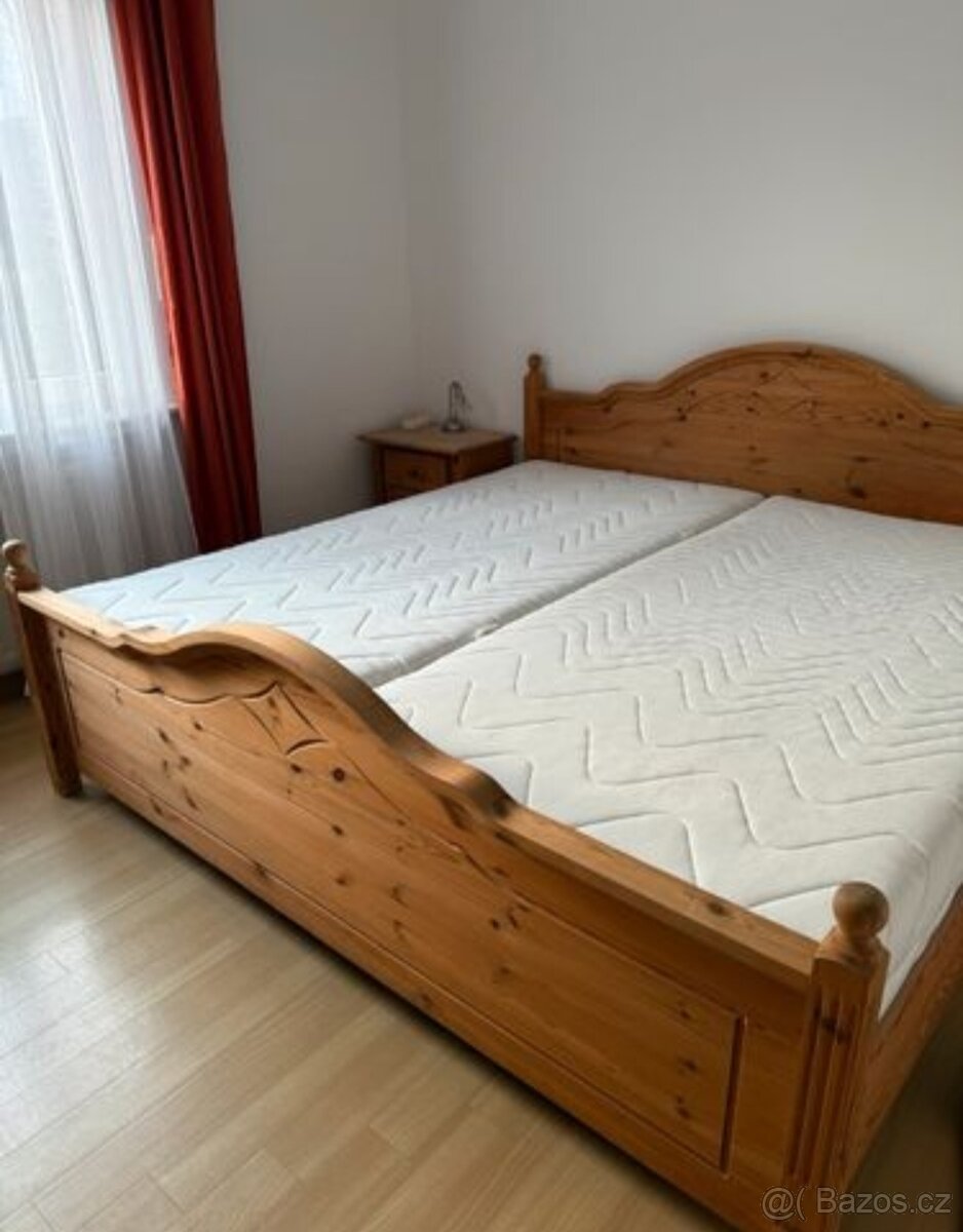 MASIVNÍ POSTEL S NOČNÍMI STOLKY A KOMODOU