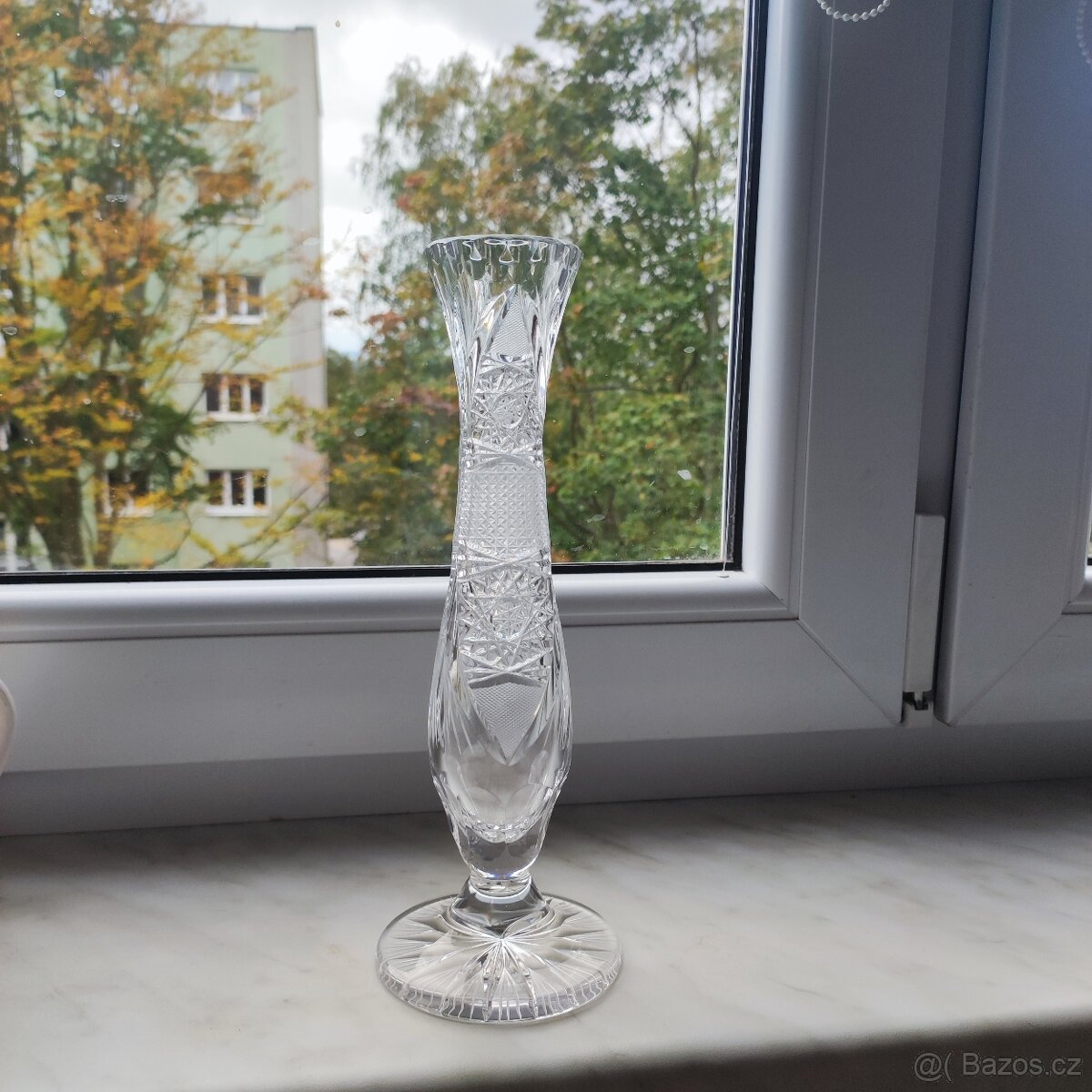 menší broušená váza na jeden květ