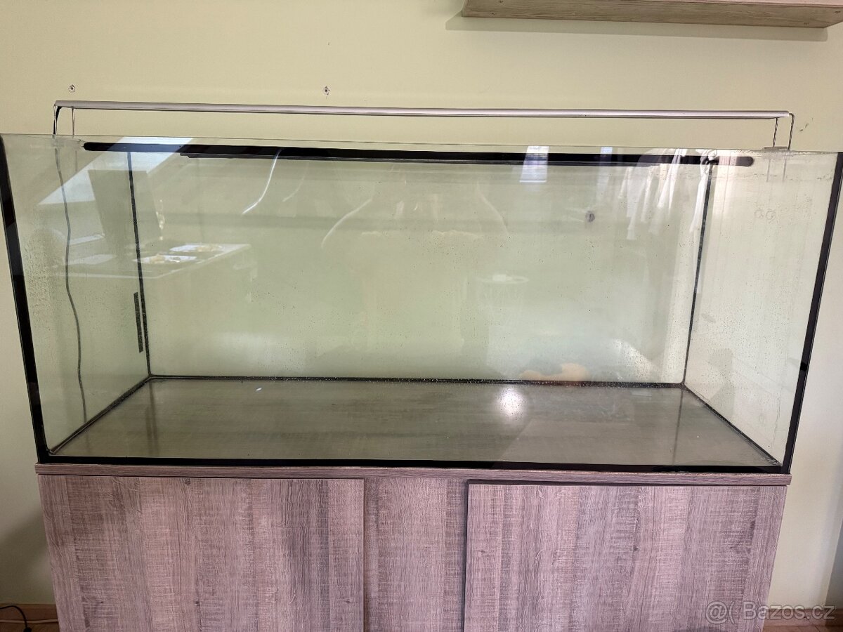 Aquarium 240l se skříňkou originální