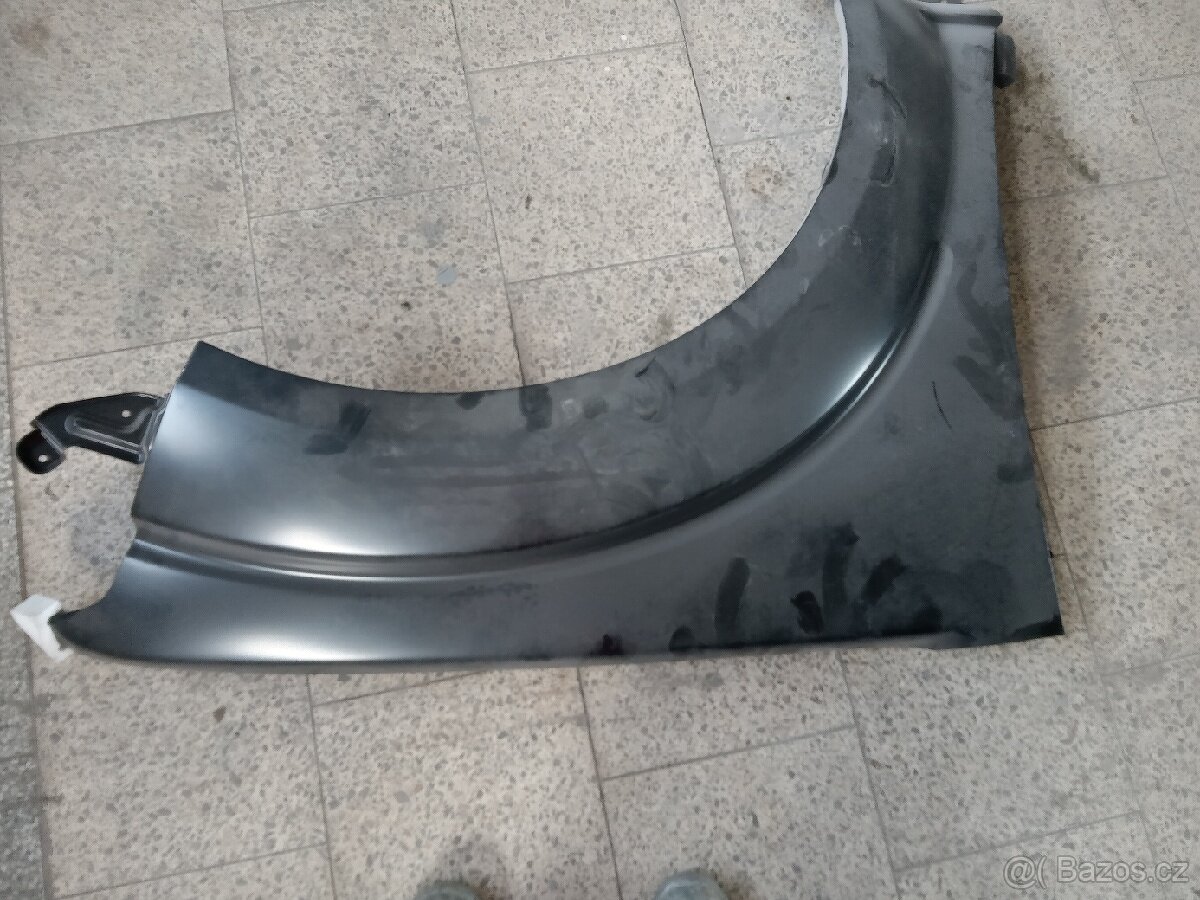 Nissan pathfinder přední blatník