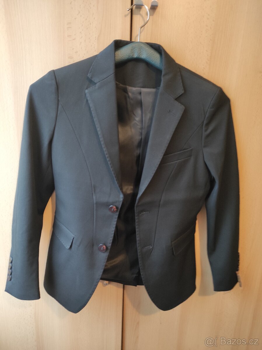 pánský oblek pro menší, hubenější postavy