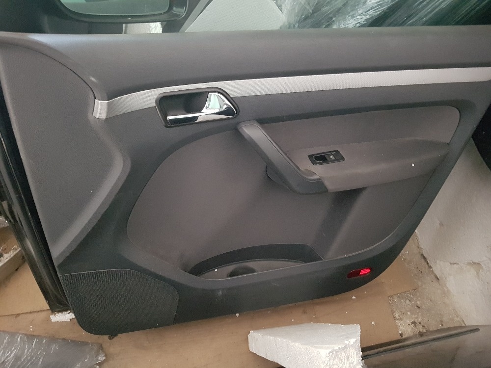 vw touran 2010- nepoškozené tapecírunky na dveře, velmi