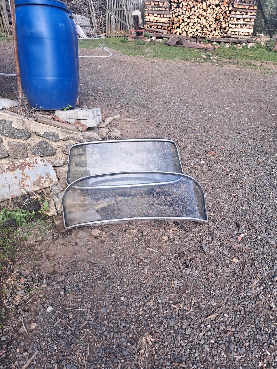 Čelní sklo Škoda 100