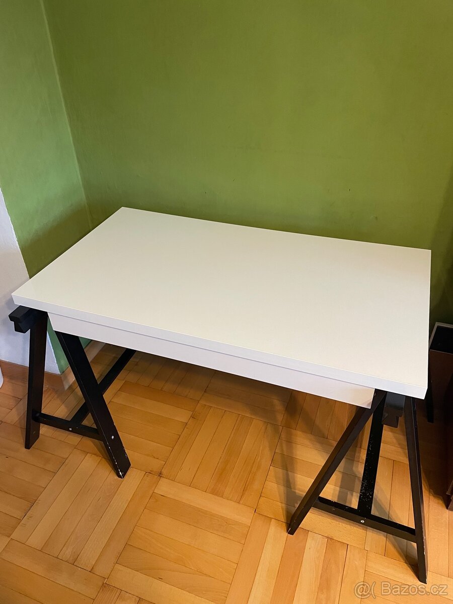 pracovní stůl o dvou podpěrách