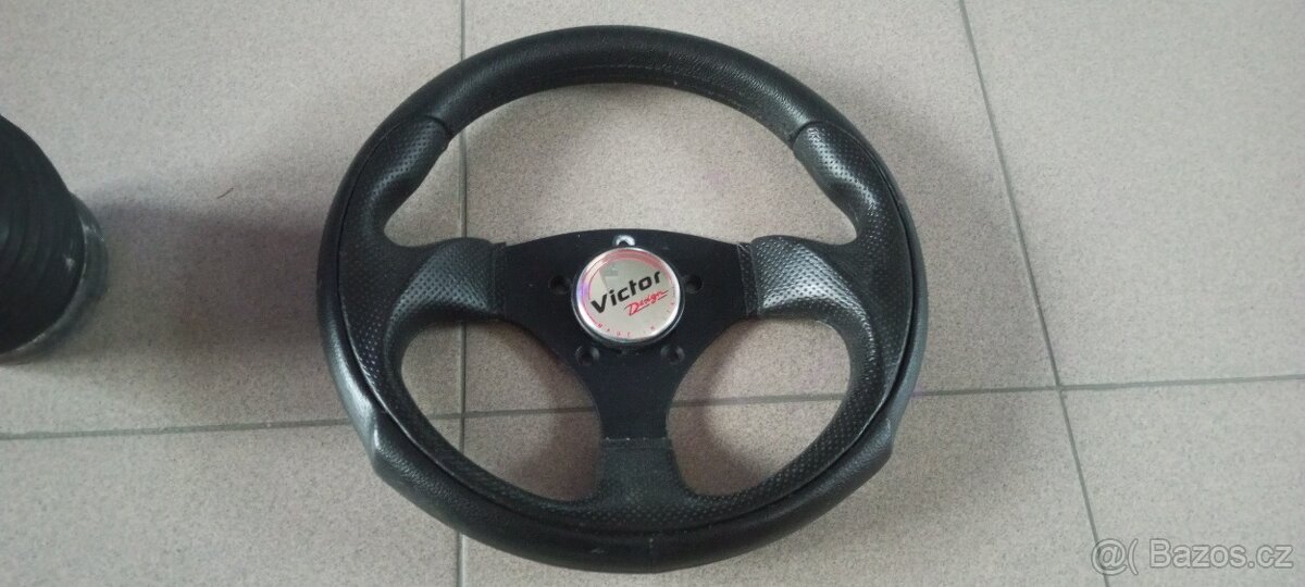 Sportovní volant Victor s nábou