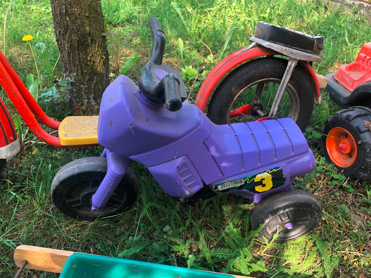 Dětské plastové odrážedlo fialové barvy