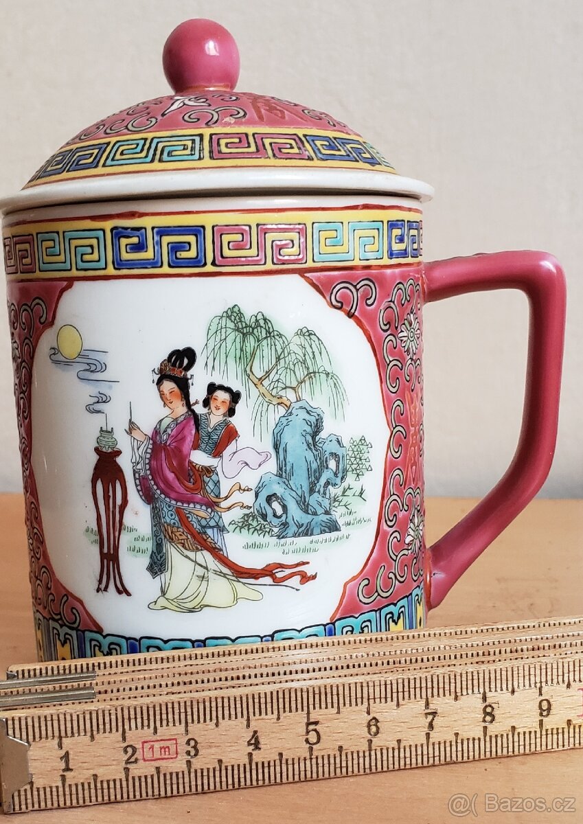 krásně zdobený čínský čajový šálek