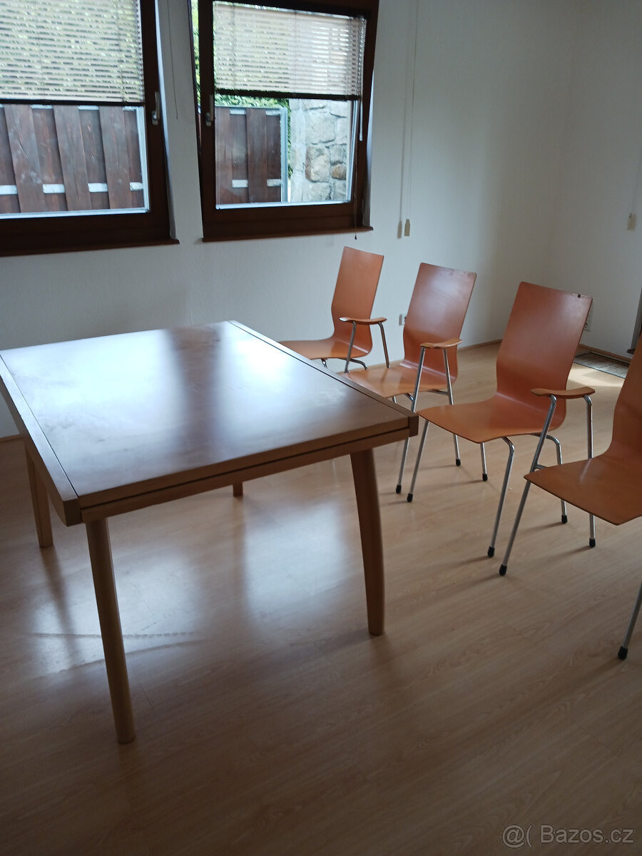 Kuchňský rozkládací stůl a žídle