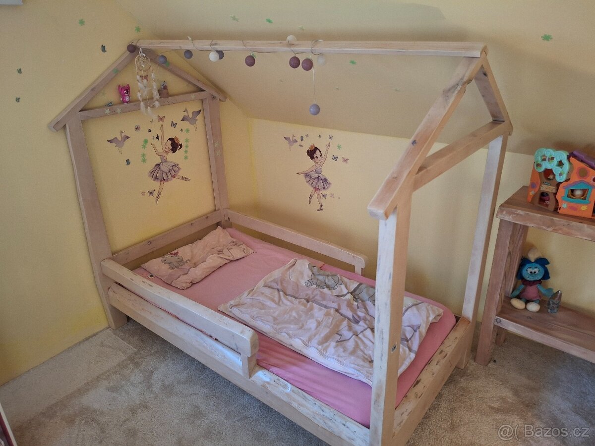 Masivní domečková postel