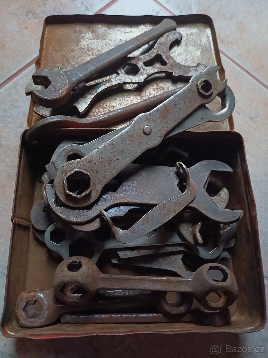 Prodám staré klíče a plechovou lékárničku