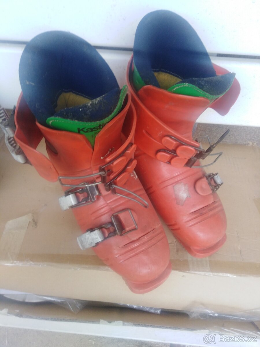 Retro lyžařské boty.