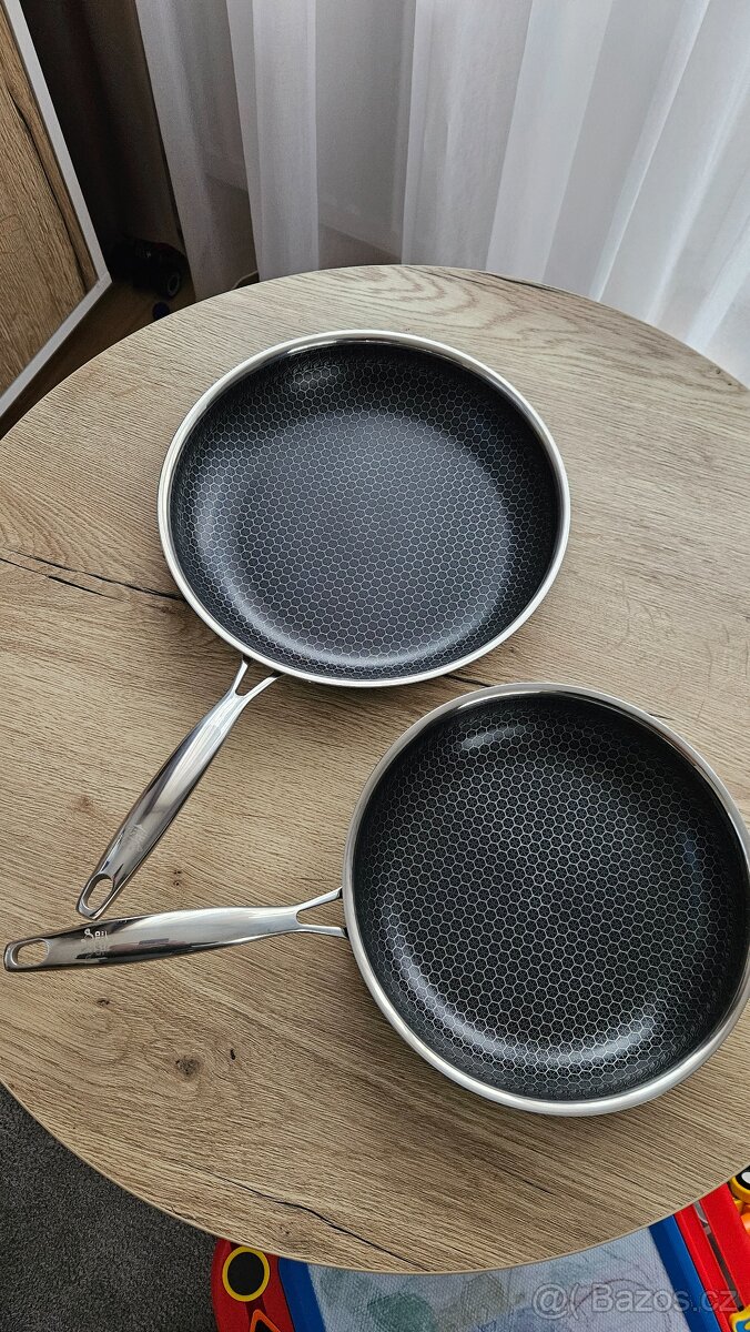 Seda dvou pánví David v kuchyni