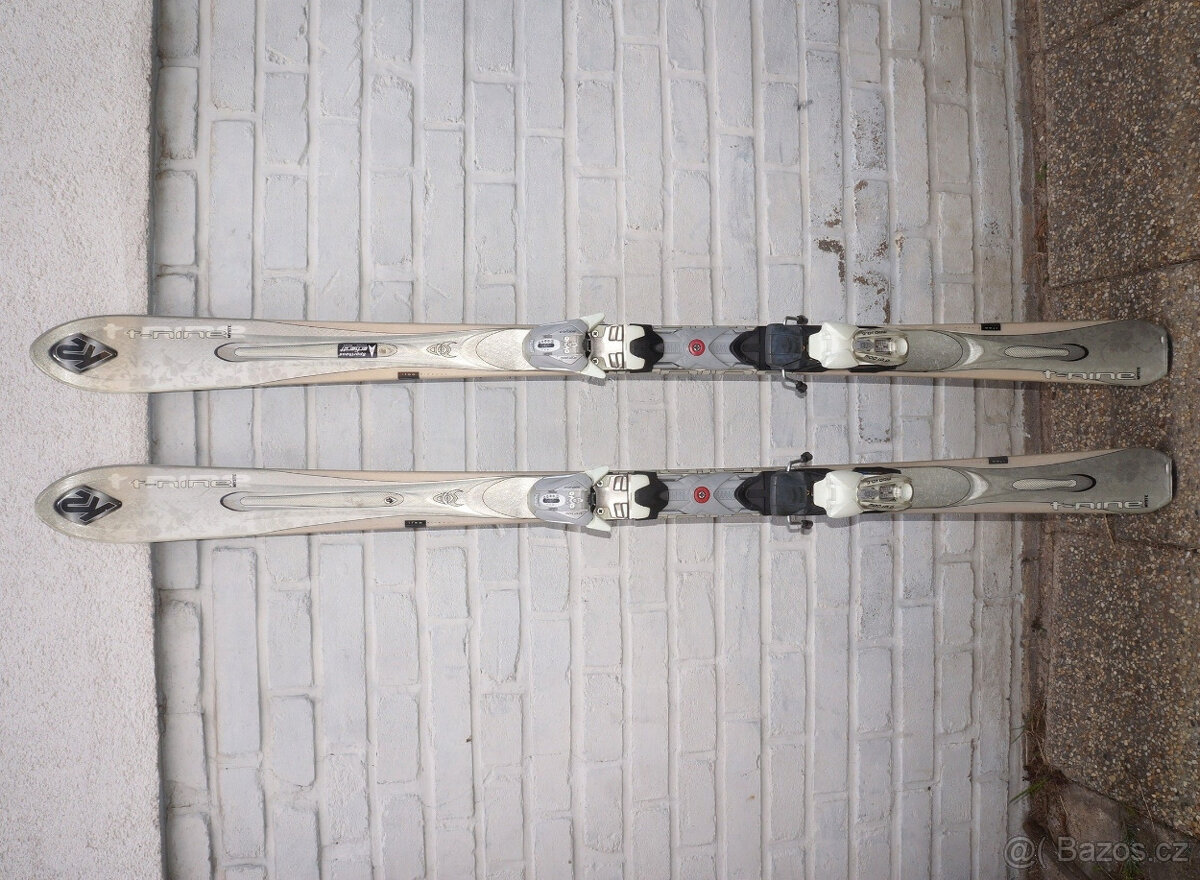 Málo jeté carvingové lyže 160 cm K2 USA, bezvadný stav.