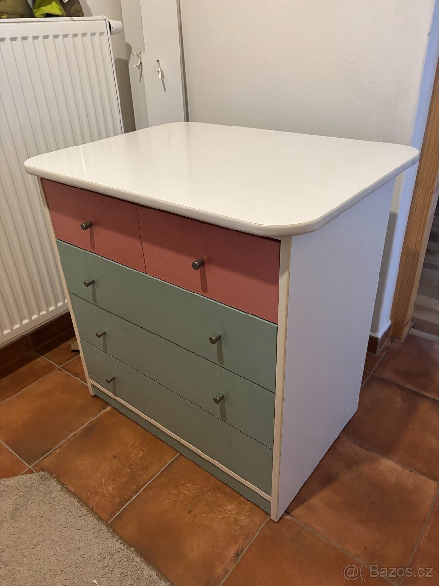 přebalovací pult se skříňkou