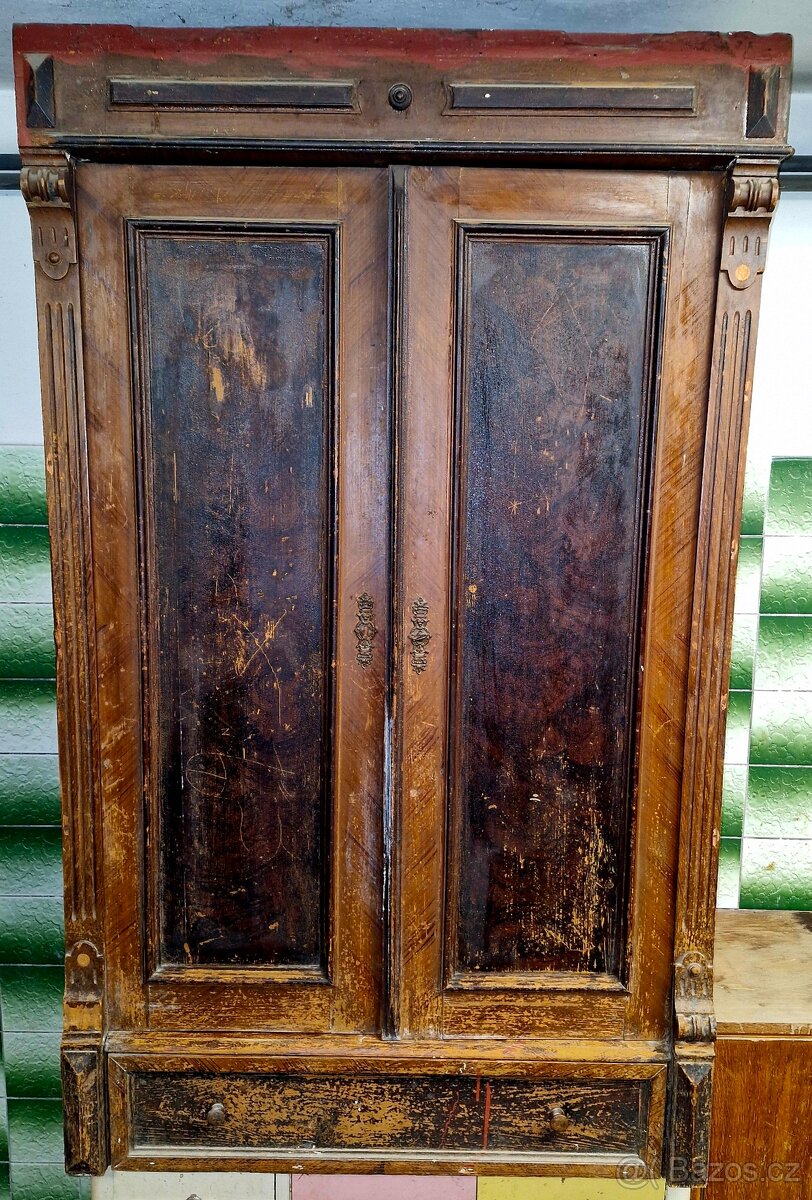 Starožitná skříň (Biedermeier)
