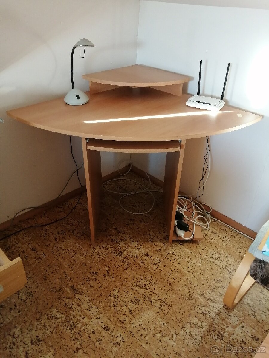 Počítačový stolek