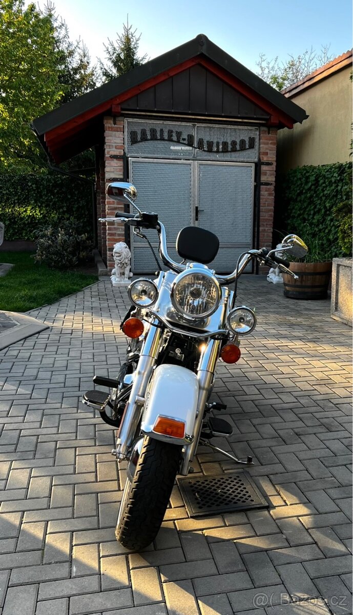 Harley - Davidson, bílý Softail Heritage 88´ inch.