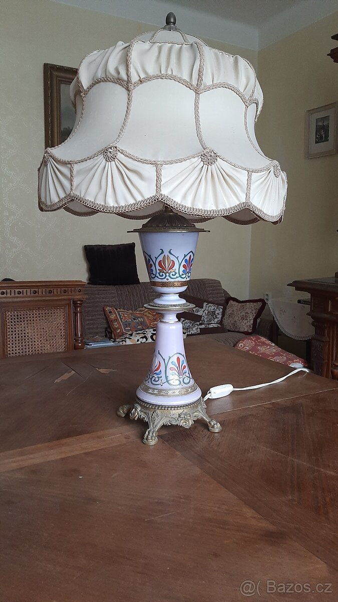 starožitná krásná lampa