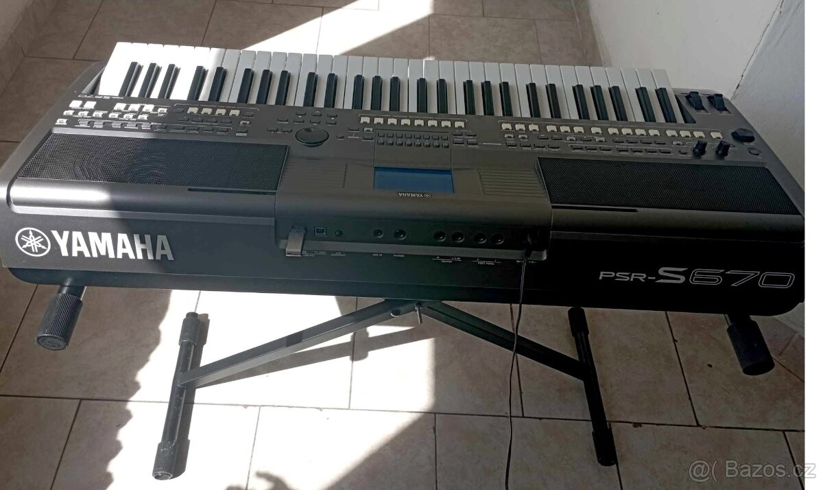 YAMAHA PSR S 670