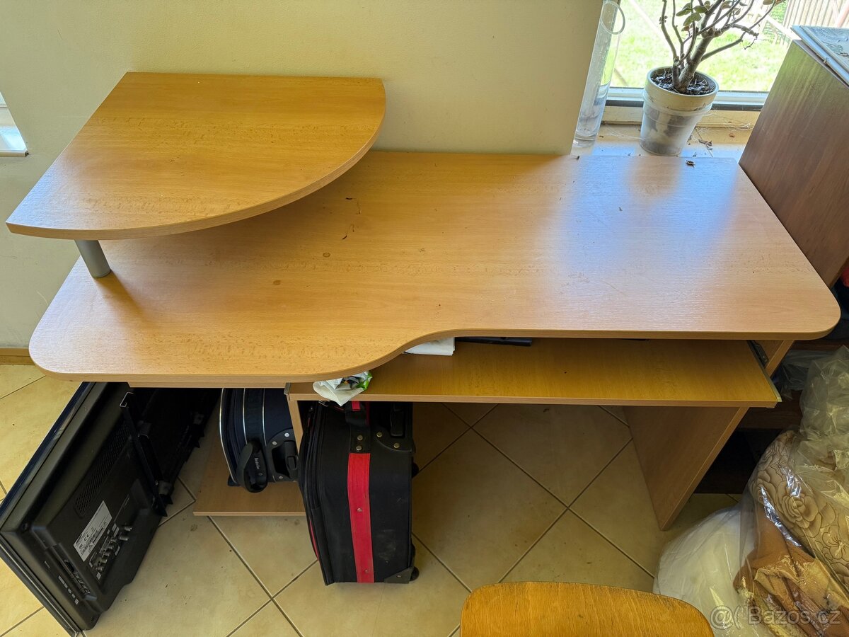 Psací stůl na počítač