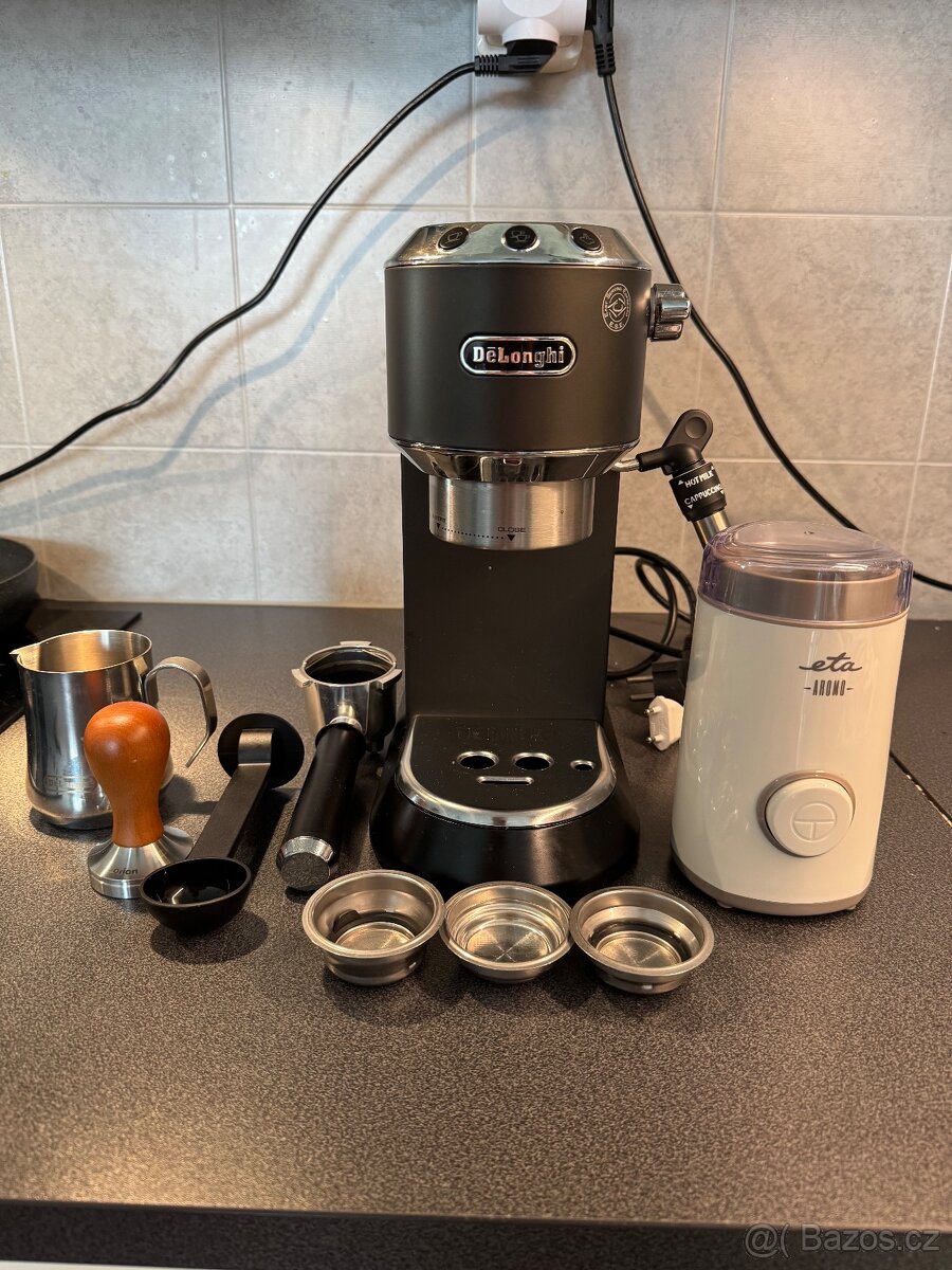 Pákový kávovar DeLonghi s mlýnkem na kávu