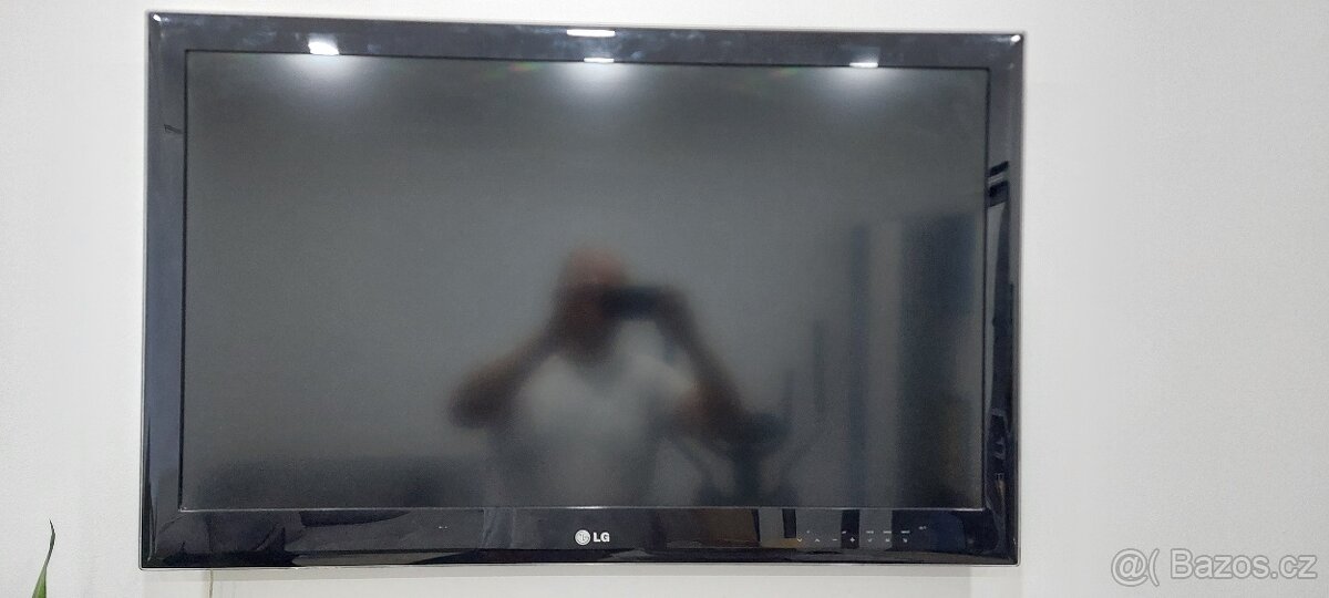 LG LED FullHD 100Hz plochá televize 37" 94cm a set-top boxe