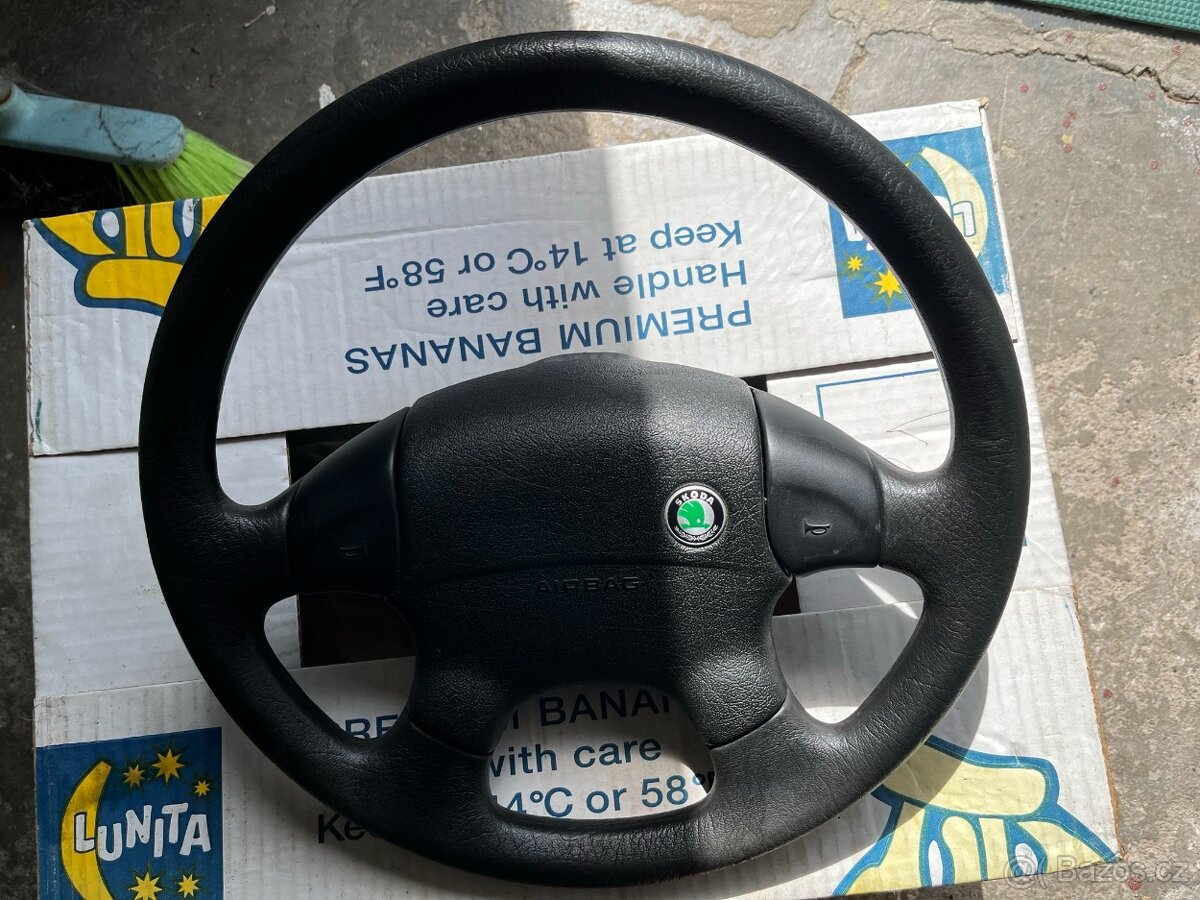 Zánovní čtyřramenný volant Škoda Felicia