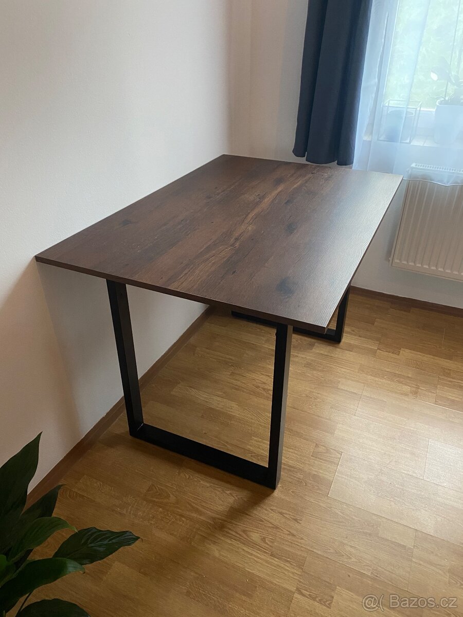 Jídelní stůl