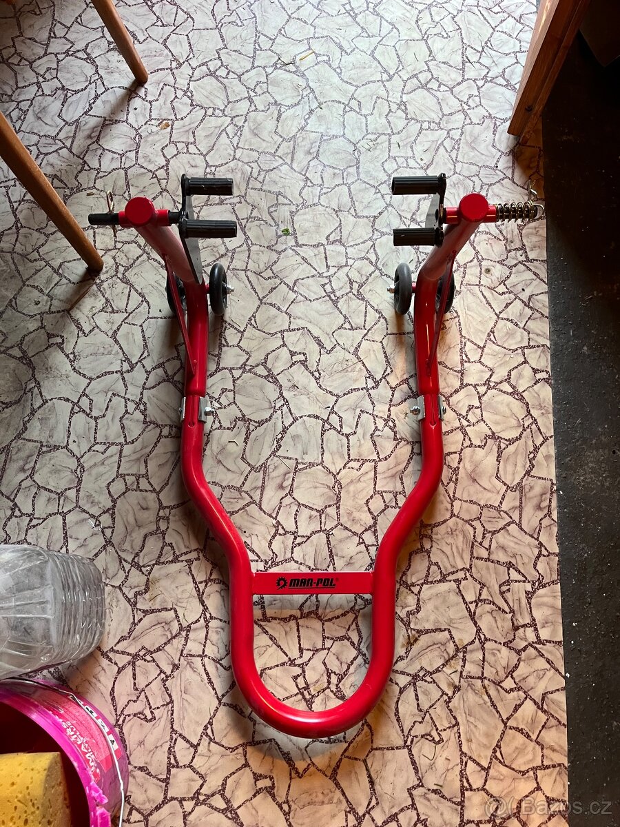 nový stojan na motocykl