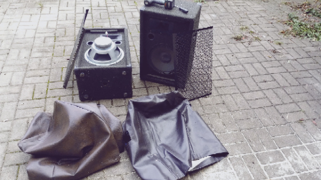 Prodám 2 bytelné korpusy na 12" +1" repro